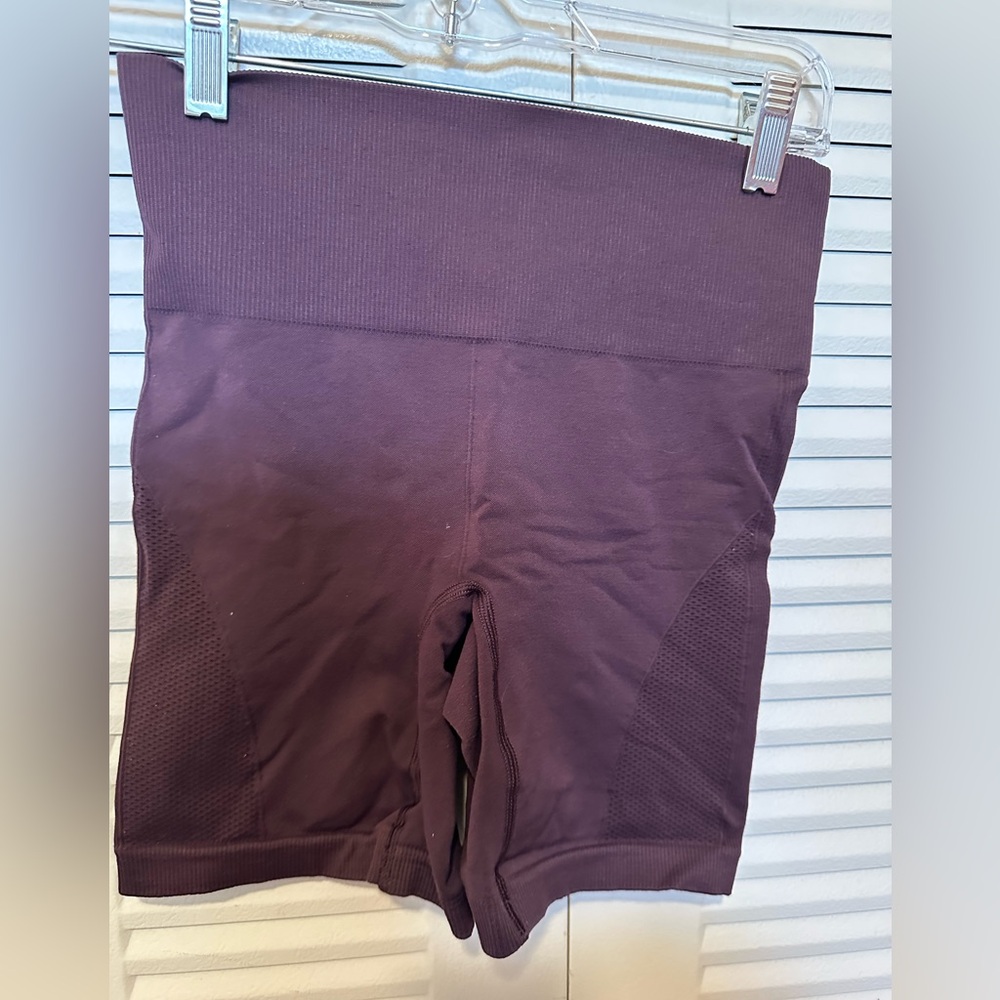 EUC - Lululemon Sculpt Shorts 6” - Size 6